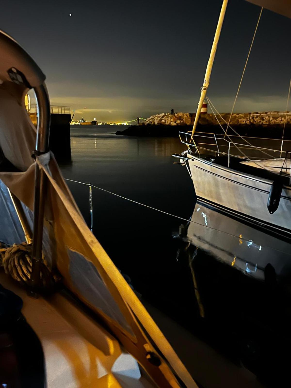 Sleep Aboard A Modern Sailboat In Oeiras Hotel ภายนอก รูปภาพ