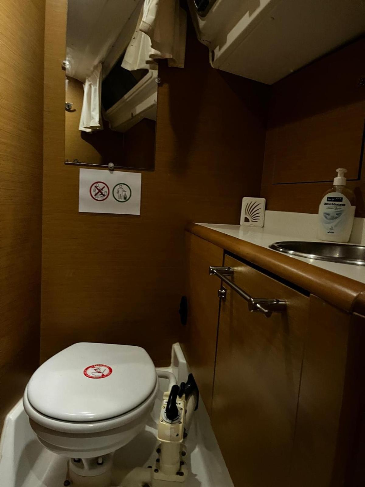 Sleep Aboard A Modern Sailboat In Oeiras Hotel ภายนอก รูปภาพ