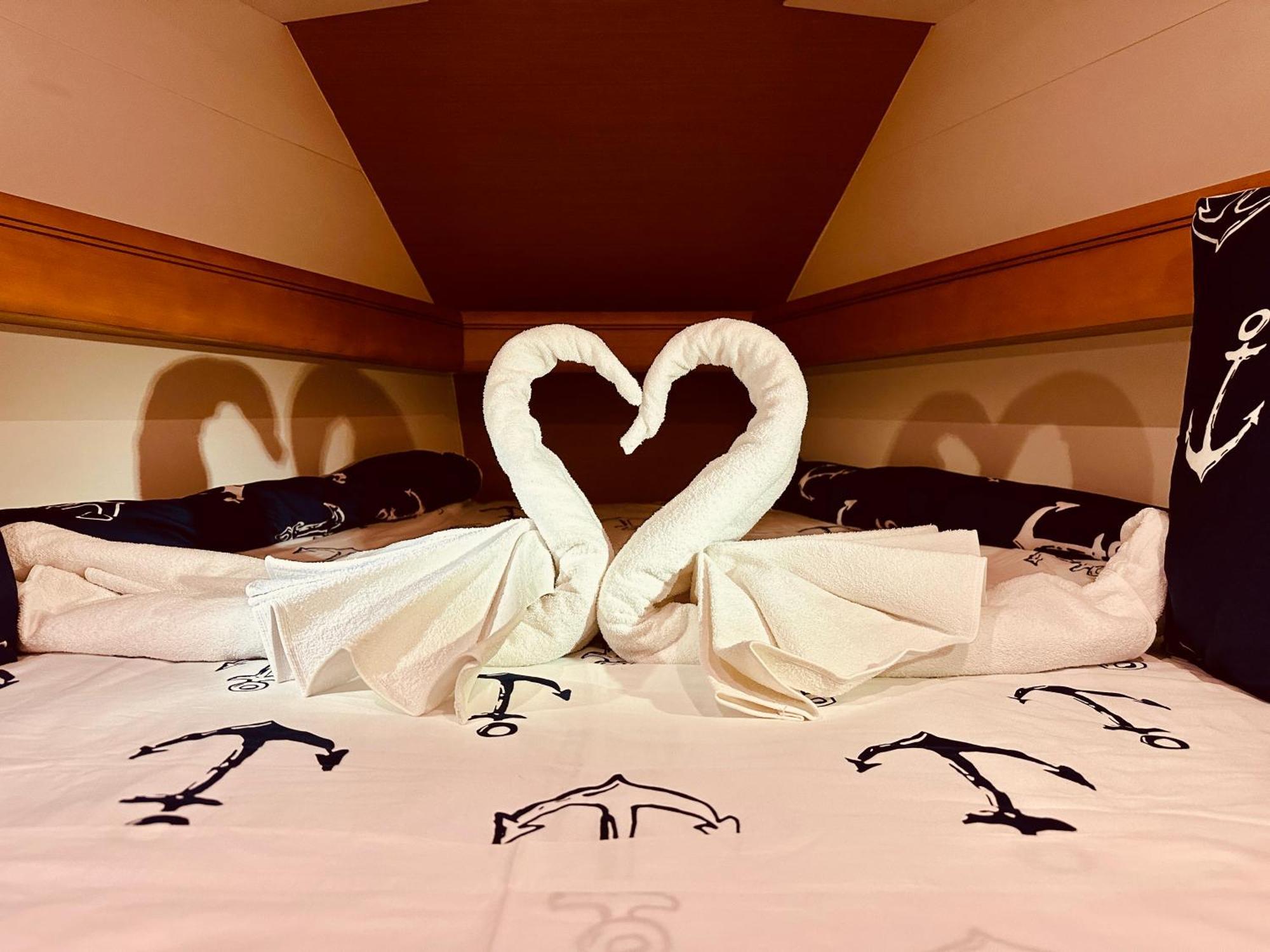 Sleep Aboard A Modern Sailboat In Oeiras Hotel ภายนอก รูปภาพ