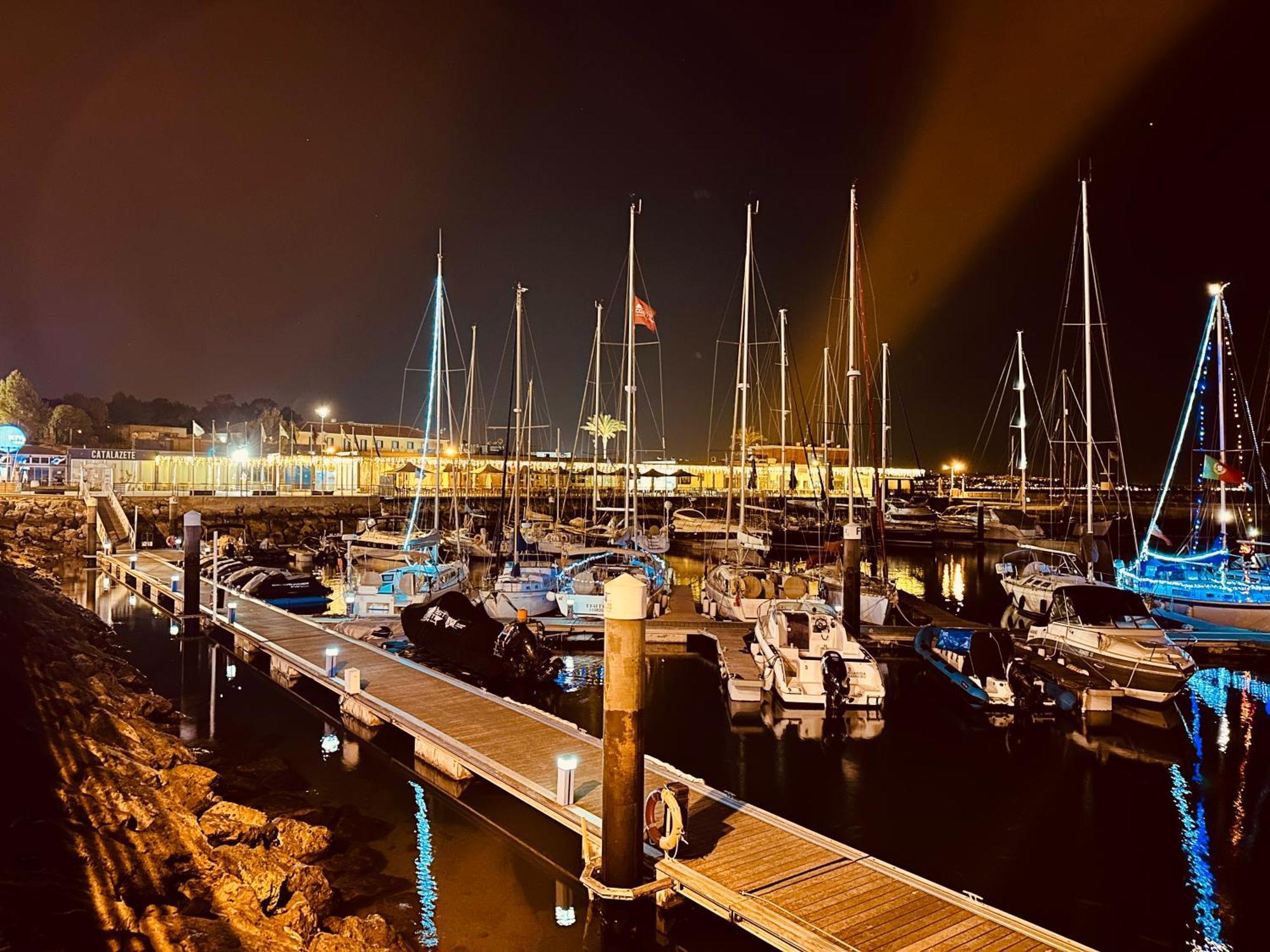 Sleep Aboard A Modern Sailboat In Oeiras Hotel ภายนอก รูปภาพ